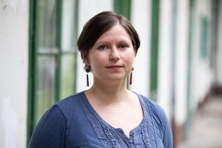 „Nekem az Egyháznak a legjobb arca jutott” – Interjú Bolba Márta evangélikus lelkésszel a józsefvárosi Mandák-házban